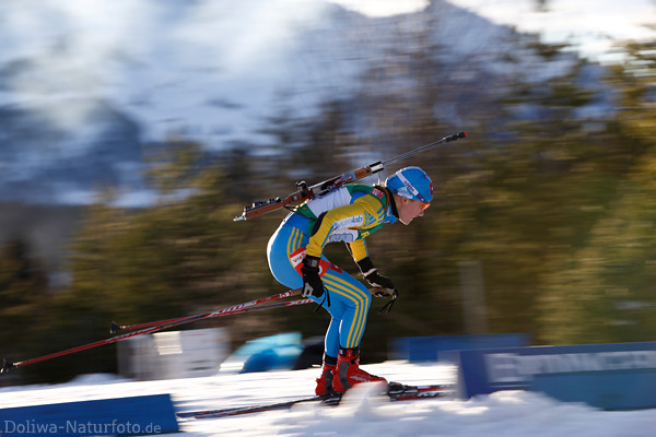 Biathlon Skifahrt Aktionbild Lilia Vaygina-Efremova Gegenlicht Tempo auf Loipe