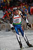 815212_Grieche Kiourkenidis Efstathios Foto auf Biathlonloipe Laufporträt mit Schi mit Gewehr nach Weltcup-Start auf Biathlon-Strecke