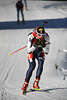 816179_Italiens Christian Martinelli Foto auf Biathlonstrecke Laufbild auf Schi mit Gewehr auf Weltcuploipe