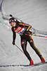 816356_ Biathlet Alexander Wolf Foto auf weissen Schneeloipe mit Kleinkalibergewehr im Skilauf