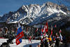 816363_ Biathleten auf Loipe & Zuschauer mit Fahnen im Hochfilzen Biathlonstadion unterm Berg in Schnee