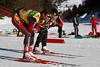 816409_ Canada Biathleten Mix Paar Foto beim Training gemeinsame Aufwärmfahrt, Skilauf im Sonnenschein auf Schneeloipe
