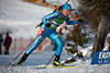 816563_ Kazakstan Biathletin Frau Irina Mozhevitina Sportfoto auf Skiloipe in Kurve bei Staffelbewerb