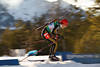 816705_Kati Wilhelm Fotos Biathletin rasante Skifahrt Poster Sportbild auf Skiloipe im Gegenlicht