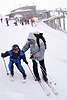 Skifahren lernen in Skiurlaub Foto Skinachwuchs mit Vater Skilehrer auf Skipiste Berge