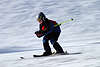 Skikind Junge Skiabfahrt Sportfoto auf Skipiste Berg heruntersausen