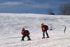 Skikinder Skinachwuchs skifahren auf Schnee Jungs Skiabfahrt auf Skipiste Berg runtersausen