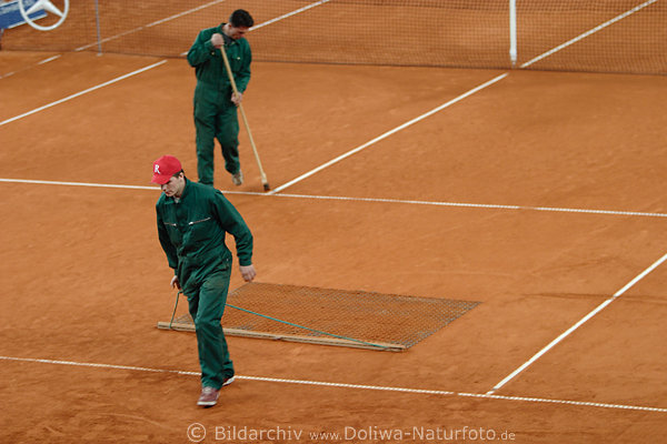 Tennis-Court Sandpflege Foto am Rothenbaum ebnen des roten Sandes