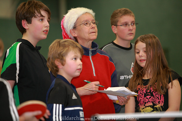 Tischtennis-Schlergruppe um Trainerin Renate in Bild spannende Momente