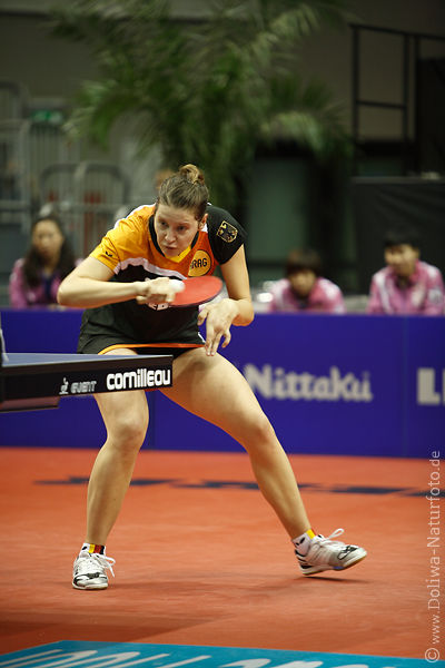 Ivancan Irene am Ball Tischtennis-Match Spielbild