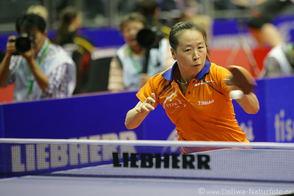 Li Jiao am Ball spielt Tischtennis fr Niederlande