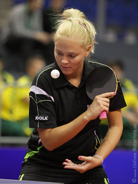 Spielportrt hbscher Georgina Pota am Tischtennisball Ungarn blondes Pingpongstar
