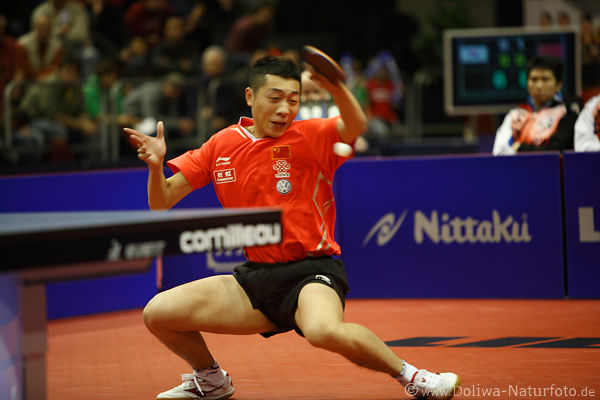 XU Xin Topspin Dynamik am Ball Aktionfoto China Penholder-Spieler Tischtennis