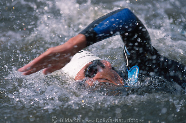 Triathlon Freistil-Schwimmer in Wasser Arm hoch ber Kopf kraulen seitlich atmen Kraulstil in Spritzwasser Luft schnappen outdoor Ironman professional Image Weltcup in Hamburg