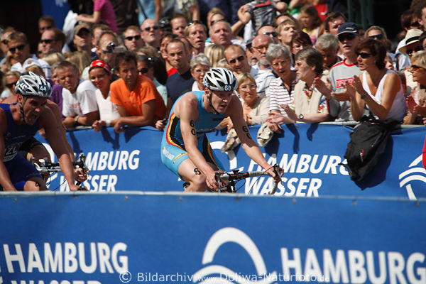 Triathlon Radrennen WM-Teilnehmer Stijn Goris in blauen Banden City-Rennstrecke von Hamburg-Wasser