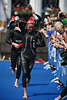 Triathlet Christian Prochnow Foto Laufbild in Schwimmanzug an Publikum