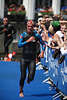 Neuseeland Triathlet James Elvery Foto am Publikum in Schwimmanzug rennen auf blauen Laufteppich