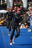 Neuseelander Bevan Docherty Foto Triathlet in Schwimmanzug rennen auf blauen Laufteppich