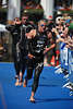 sterreich Triathlet Dominik Berger Foto in Schwimmanzug rennen auf blauen Laufteppich vor dem Rathaus