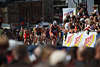 Triathlon Radrennen Foto in Zuschauermenge, Spanier Perez Spitzenfahrer an blonder Frau vorbei rasen