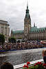 707761  Sportlerinnen im Wasser schwimmen beim Triathlon WM 2007 vor Hamburger Rathaus an Kleiner Alster Foto vor Publikum & Blumen der Alsterarkaden