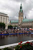 707750  Publikum vor Hamburg Rathaus an Kleine Alster - in Erwartung der Triathlon-Sportler
