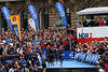 Triathlon WM Hamburg Umziehen im Lauf vor Publikumstribne am Rathaus