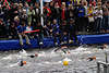 707776  Frauen Spitzentriathletinnen in Kleine Alster Wasser schwimmen, Triathlon WM-07 in Hamburg Foto