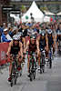 707800  Triathlon Radrennen WM 2007 in Hamburg, Radfahrerinnen Gruppe mit Rennrad auf Hamburgs Strasse Foto