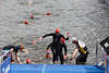 911075_ Triathlon Hamburg Foto, Frau Schwimmerin am Ziel aus Wasser laufen vor anderen Schwimmer in Bild