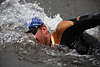 911099_ Triathlon Schwimmbewerb Impression, Freistil-Schwimmer Foto Wasser pressen nach Luft schnappen