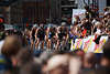 911182_ Triathleten Radrennen Foto in Publikumsmenge, deutsches Duo Frommhold-Unger vorne in Bild