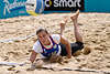 Bauchlandung auf Sand Foto: Beach volleyballerin Antje Röder Abwehr Aktionbild