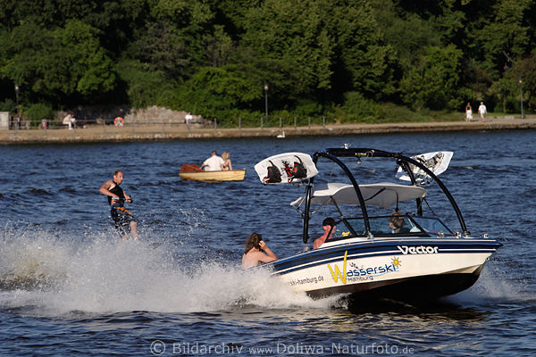 Wasserski Aktion Bild Skifahrer an Leine hinter Motorboot ber Wasser gleiten