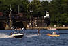 605062_Wasserski Bilder, Skifahrer gleiten ber Wasser Wellen an Leine hinter Motorboot