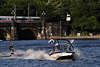 605069_ Wasserski Aktionfoto, Wasserskifahrer hinter Motorboot an Leine ber Wasser auf Brett gleiten