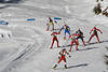 Biathleten Skilauf auf Loipe mit Gewehr auf Rücken, Laufbewerb auf Schnee am Biathlonstadion