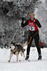 101421_Skiläuferin gezogen durch Huskyhund im Schierker Feuerstein Hundeskirennen Winterfoto in Benneckenstein auf Schnee