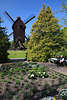 904475_ Besucher Foto Paar Senioren auf Gartenbank Bild an Blumenrabatten vor alter Holzmhle im Vogelpark Walsrode