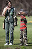 Kindererlebnis, kleiner Junge mit Greifvogel an Hand bei Flugschau in Vogelpark Walsrode