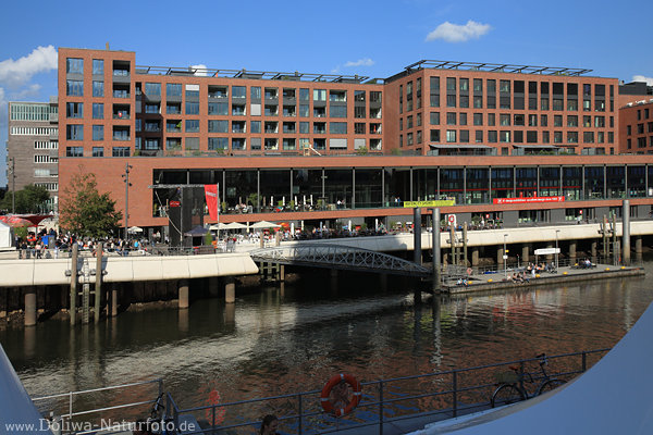 Elbarkaden in Hamburg HafenCity Elbtorpromenade am Wasser Elbkanal Bauwerk Terrassen mit Touristen