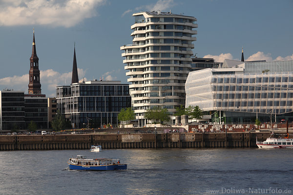 Hamburg HafenCity Strandkai Architektur Bauwerke in Elbwasser Landschaft