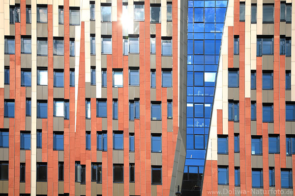Fassade bunte Wand Fensterreihe Sumatrakontor Urbankunst in HafenCity Hamburg Architektur