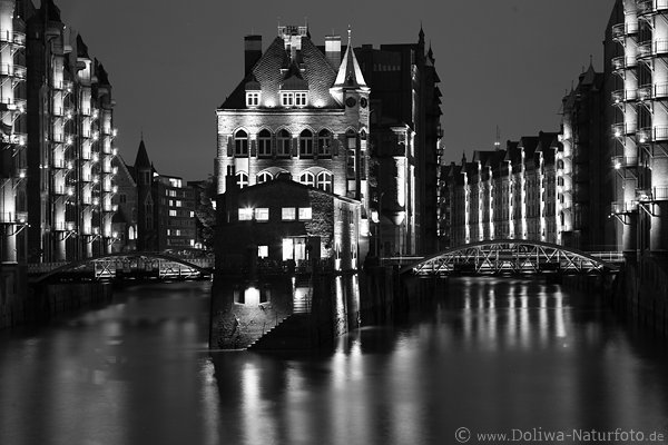 Hamburg Wasserschloss schwarz-weiss Fotokunst Nachtpanorama Speicherstadt historische Architektur Nacht-Romantik
