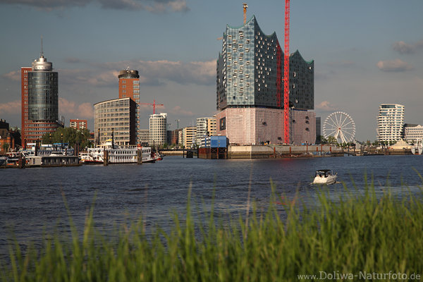 Hamburg Skyline Stadttrme ber Elbufer Sdblick Panorama mit Boot in Wasser