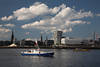 Hamburg Skyline Wolken Polizeiboot Patrouille in Elbwasser Landschaft Sdblick