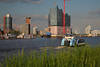 Hamburg Skyline Sduferblick Elbphilharmonie Bild Schiff Wilhelmsburg in Elbwasser