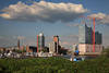 Hamburg Skyline Hochhuser Elbphilharmonie Panorama unter Wolke grner Elbufer Bild