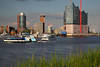 Hamburg Hafenstadt Hochtrme Sd-Skyline Architektur Foto ber Elbwasser Boote auf Elbfahrt
