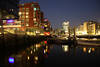 HafenCity Nachtlichter Hamburg Häuser Panorama über Wasser Bootsanleger am Sandtorkai Nachtstimmung